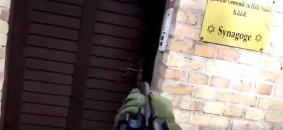 Útočník v německém městě Halle si natáčel, jak se snažil prolomit dveře do synagogy, kde se skrývali Židé (9. 10. 2019)