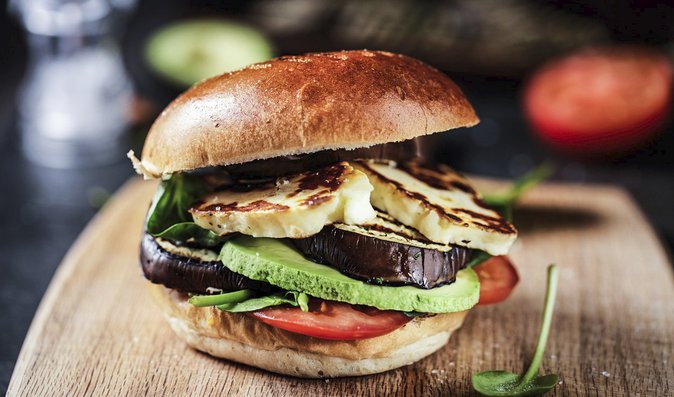 O tom, že se burger obejde bez hovězího, vás přesvědčí vegetariánské verze s halloumi sýrem.