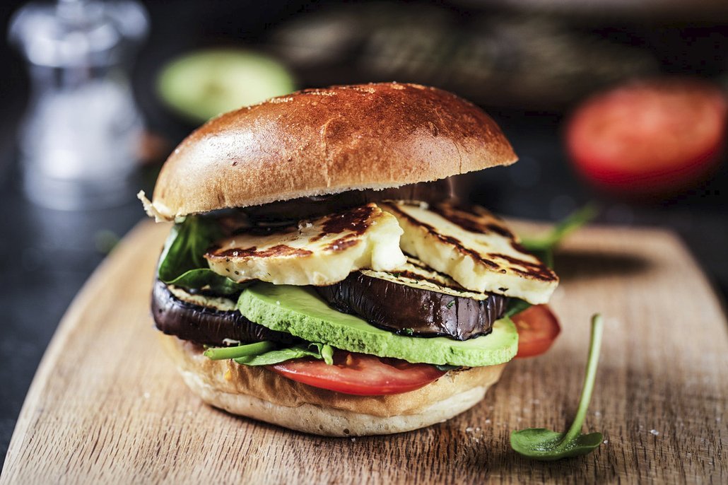 O tom, že se burger obejde bez hovězího, vás přesvědčí vegetariánské verze s halloumi sýrem.