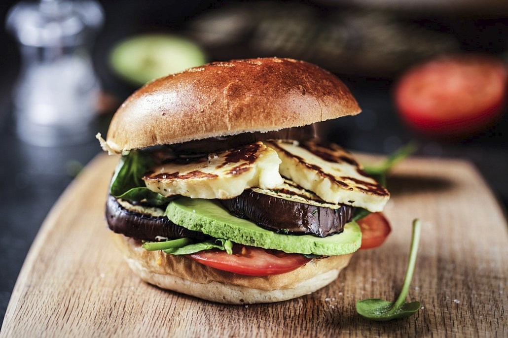 Halloumi burger můžete zkusit jako další variantu k masovému dvouručáku