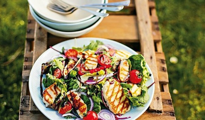 Rychlovka, která vás potěší během teplých letních dní, to je halloumi z grilu na salátu.