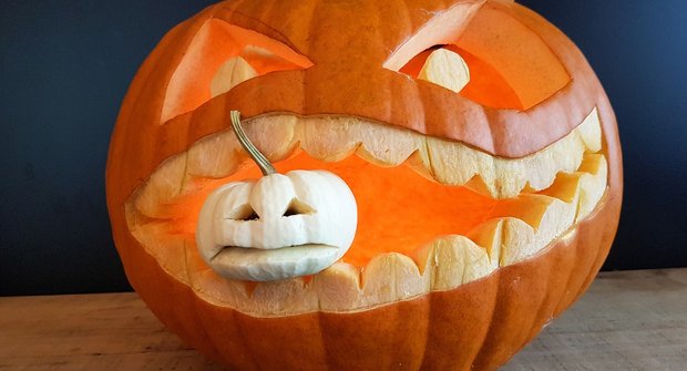 Halloween a dýně: Návod, jak si vyřezat strašidelnou ...