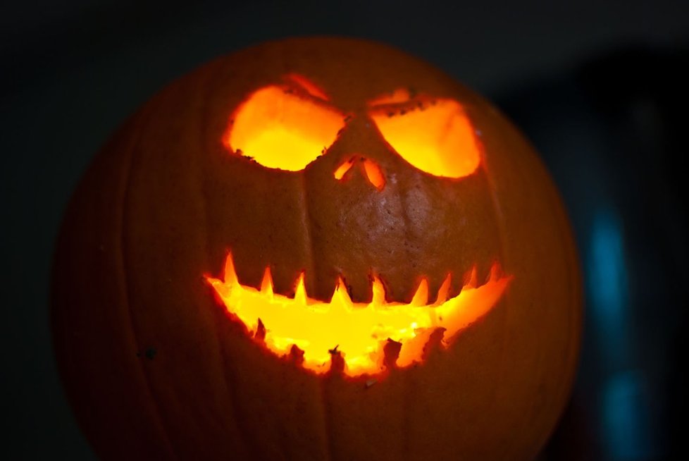 Kdo bude chtít venku o víkendu slavit Halloween, měl by si připravit deštník a svetr.