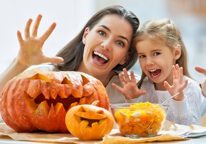 Vyrobte si doma s dětmi vlastní halloweenské strašidlo! Je to snadné a bude se jim to líbit.