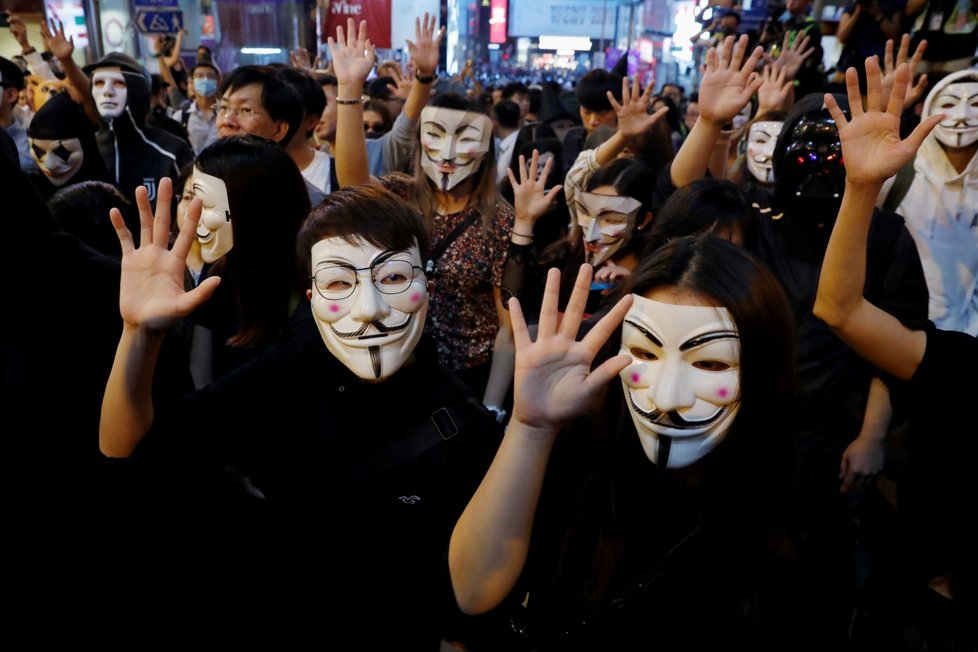 Demonstranti si od protestů neodpočinuli ani na Halloween, do ulic vyrazili maskovaní.