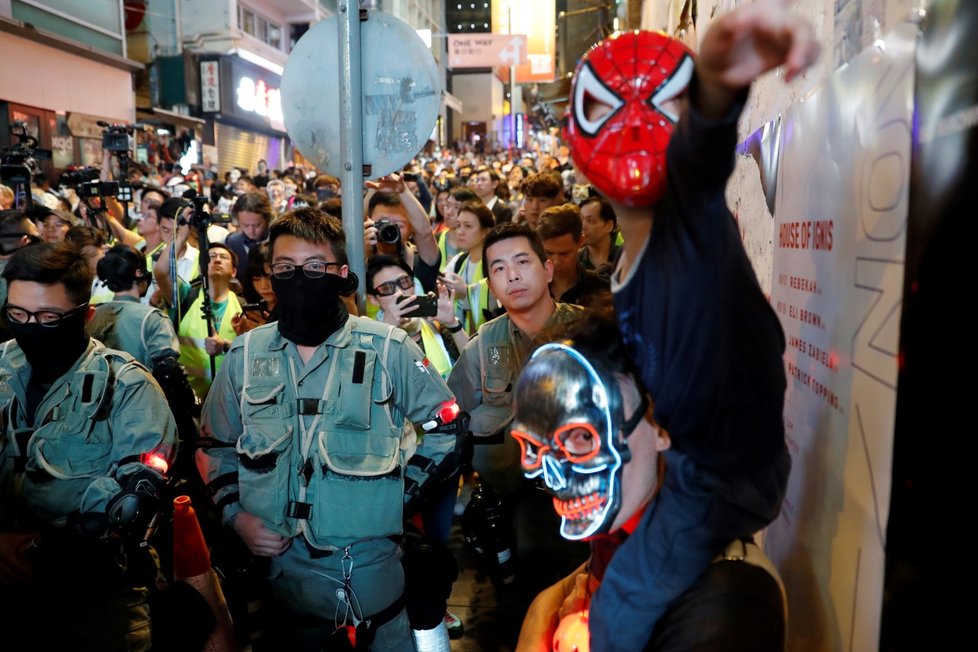 Demonstranti si od protestů neodpočinuli ani na Halloween, do ulic vyrazili maskovaní.