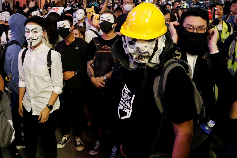 Demonstranti si od protestů neodpočinuli ani na Halloween, do ulic vyrazili maskovaní