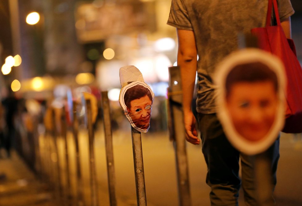 Demonstranti si od protestů neodpočinuli ani na Halloween, do ulic vyrazili maskovaní