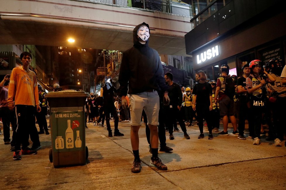 Demonstranti si od protestů neodpočinuli ani na Halloween, do ulic vyrazili maskovaní