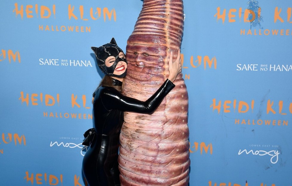 Heidi Klum v masce červa na letošním Halloweenu
