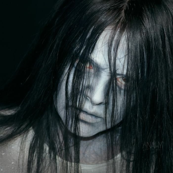 Halloweenské líčení, ze kterého mrazí: Mladá žena se umí proměnit v ty nejhorší hororové postavy