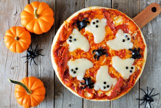 Nejlepší večeře na Halloween pro celou rodinu? Upečte si strašidelnou pizzu!