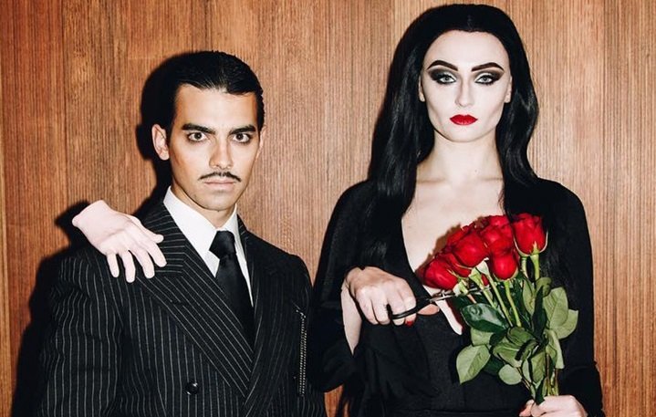 Joe Jonas a Sophie Turner jako Gomez a Morticia Adams