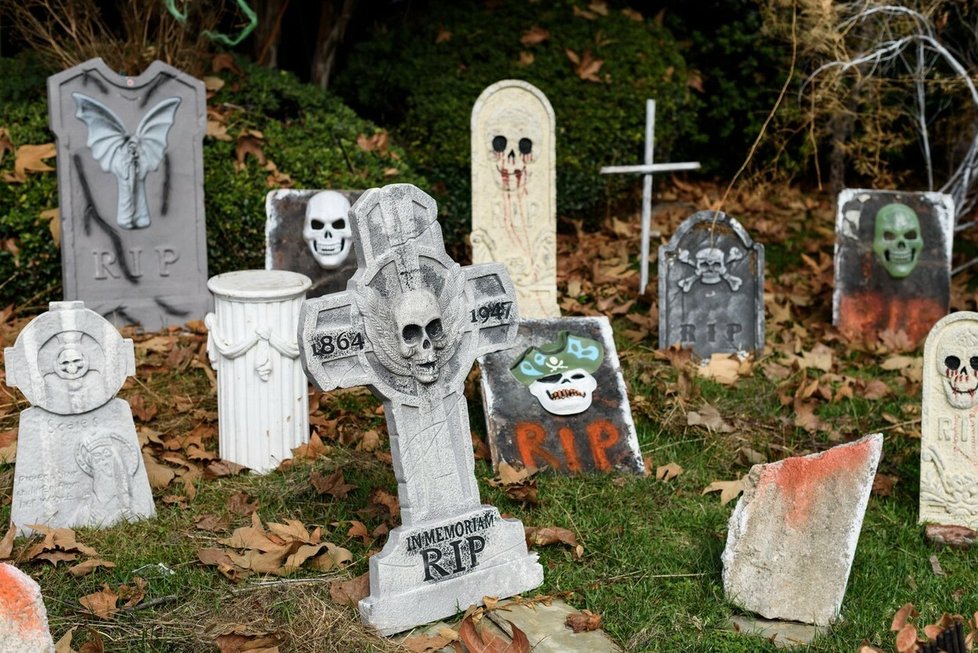 Hroby, oblíbená halloweenská &#34;výzdoba&#34; zahrady