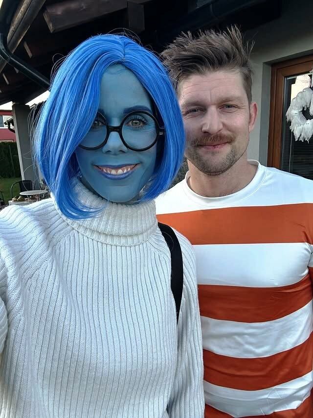 Kostýmy kostlivců se můžou jít zahrabat! Oštěpařka Nikola Ogrodníková (35), která žije s jedním z lídrů Ocelářů Petrem Vránou (40), se oblékla za postavičku Smutek z animovaného filmu V hlavě. Kostýmy kostlivců se můžou jít zahrabat! Oštěpařka Nikola Ogrodníková (35), která žije s jedním z lídrů Ocelářů Petrem Vránou (40), se oblékla za postavičku Smutek z animovaného filmu V hlavě.