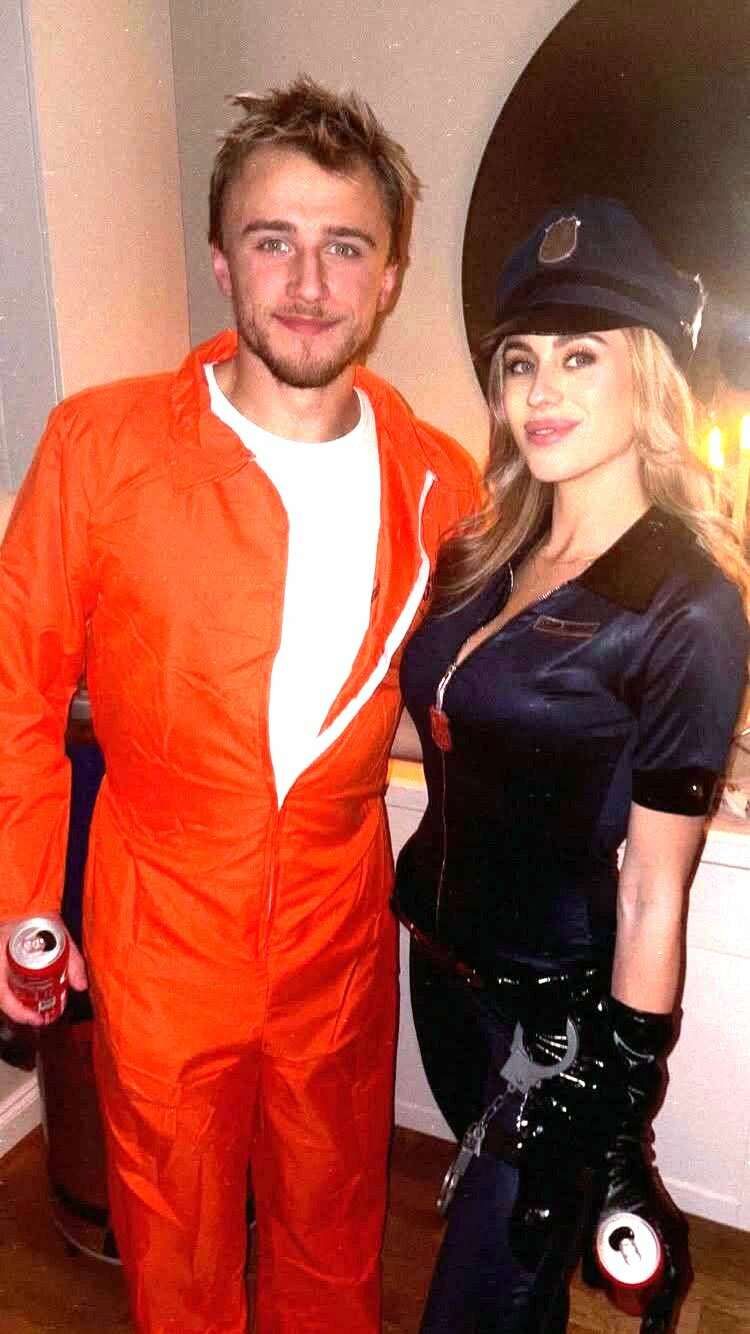 Na Halloween si ze sebe udělal Jakub Vrána srandu v kostýmu trestance a jeho milá Adéla dělala policistku. Na Halloween si ze sebe udělal Jakub Vrána srandu v kostýmu trestance a jeho milá Adéla dělala policistku.