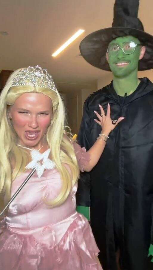 Nikola Metrlová (27) jako víla své zvětšené poprsí narvala do růžových šatiček a s kouzelnou hůlkou přivolala čaroděje »Nečiho«. Ten z toho zezelenal... Nikola Metrlová (27) jako víla své zvětšené poprsí narvala do růžových šatiček a s kouzelnou hůlkou přivolala čaroděje »Nečiho«. Ten z toho zezelenal...