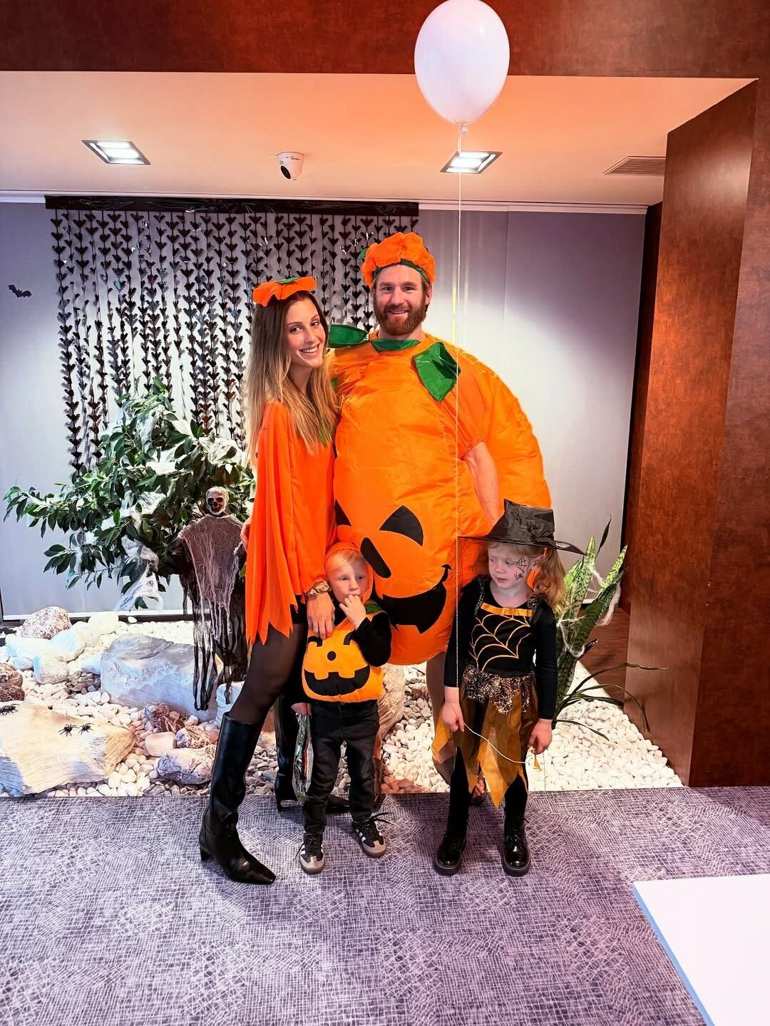 Musilovi šli na halloweenskou párty převlečení za dýně. Musilovi šli na halloweenskou párty převlečení za dýně.