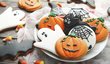 Na žádné halloweenské párty by neměly chybět halloweenské sušenky. Mix různých tvarů (hrob, rakev, dýně, čarodějnice, netopýr, duch, kočka aj.) v podzimních barvách krásně ozdobí váš stůl a děti vám s vykrajováním i zdobením velice rády pomohou