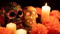 Día de Muertos tradiční mexický svátek, který se slaví od 31. října do 2. listopadu a oslavuje život a památku zesnulých Día de Muertos tradiční mexický svátek, který se slaví od 31. října do 2. listopadu a oslavuje život a památku zesnulých