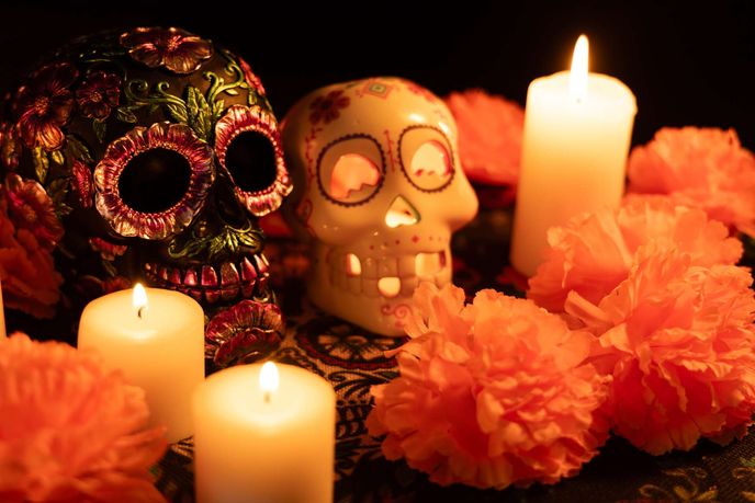 Día de Muertos tradiční mexický svátek, který se slaví od 31. října do 2. listopadu a oslavuje život a památku zesnulých Día de Muertos tradiční mexický svátek, který se slaví od 31. října do 2. listopadu a oslavuje život a památku zesnulých