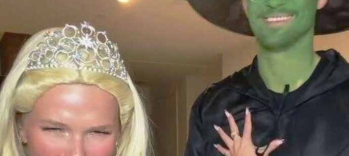 Nikola Metrlová (27) jako víla své zvětšené poprsí narvala do růžových šatiček a s kouzelnou hůlkou přivolala čaroděje »Nečiho«. Ten z toho zezelenal...