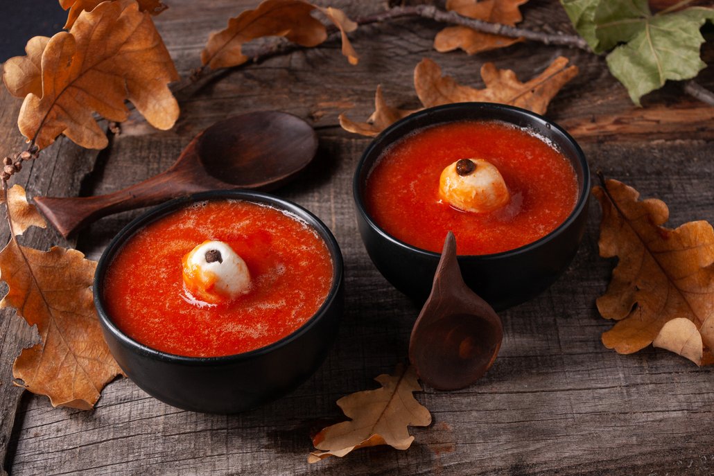 Rajčatová polévka s očima z kuliček mozzarelly a černých oliv
