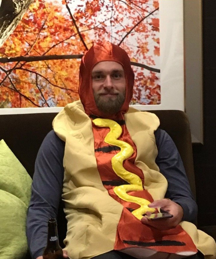 Hokejista Plzně Jakub Kindl jako hot dog