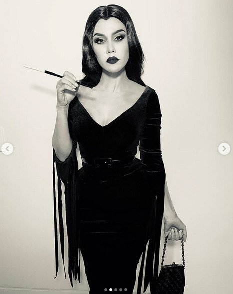 Kourtney Kardashianová jako Morticia Adams