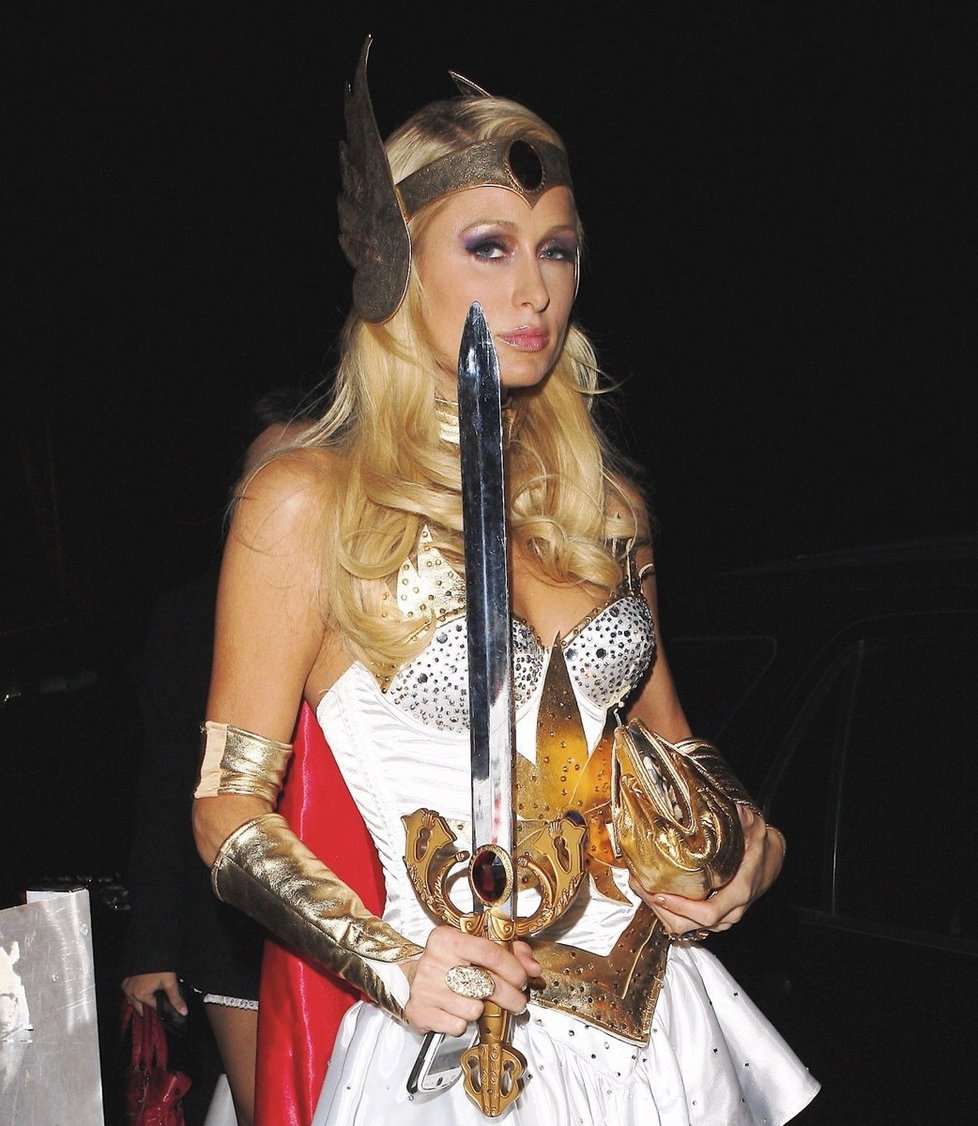 Paris Hilton slavila Halloween jako římská bojovnice