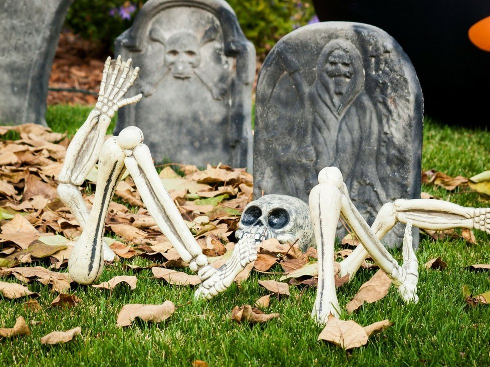 Hroby, oblíbená halloweenská &#34;výzdoba&#34; zahrady