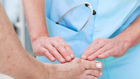 Když vás trápí palec u nohy: Jak se zbavit bolesti?