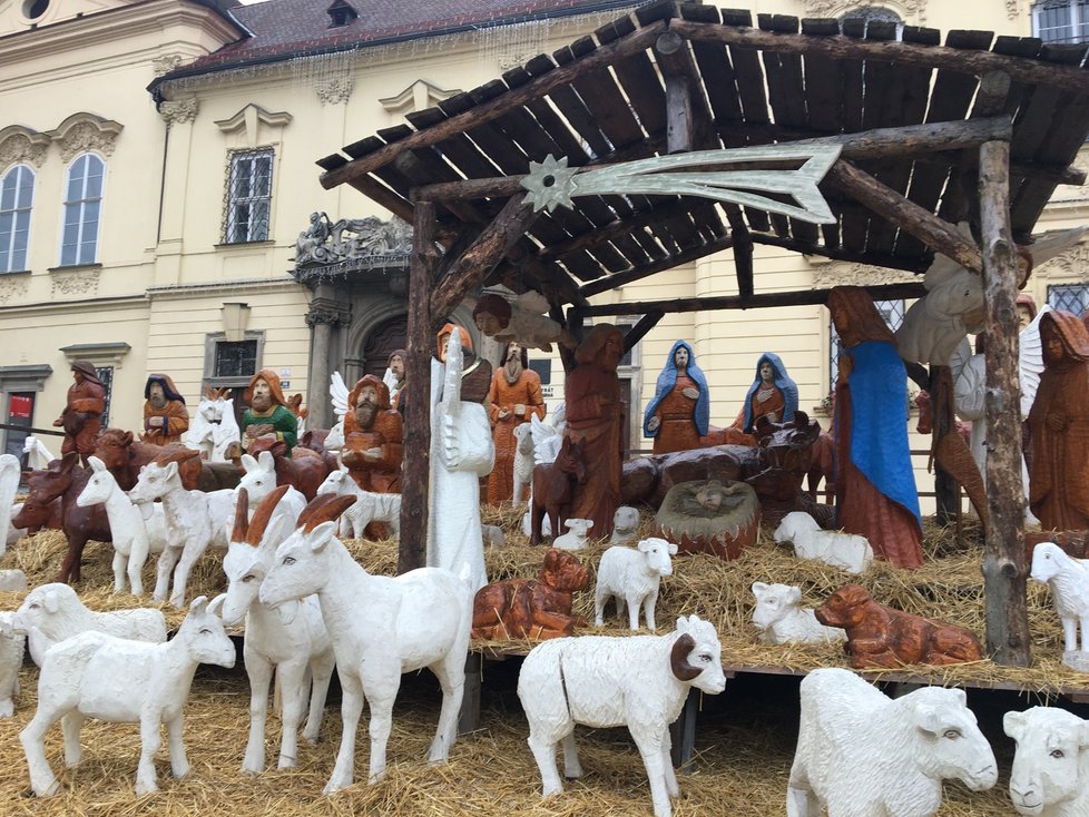 Halouzkův betlém již zdobí Dominikánské náměstí v Brně.