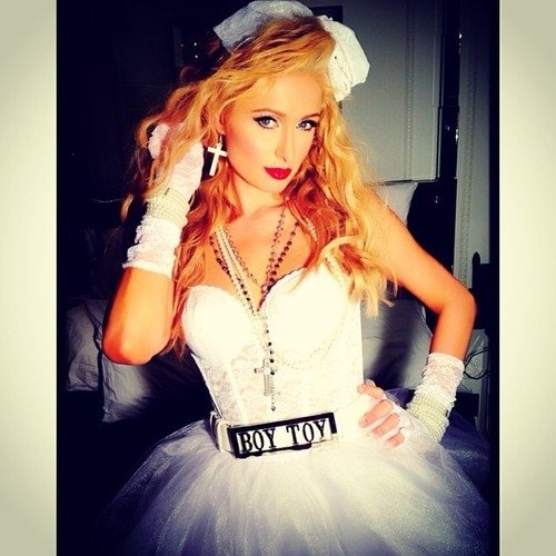 Paris Hilton se převlékla za nevěstu. Že by se chtěla vdávat?