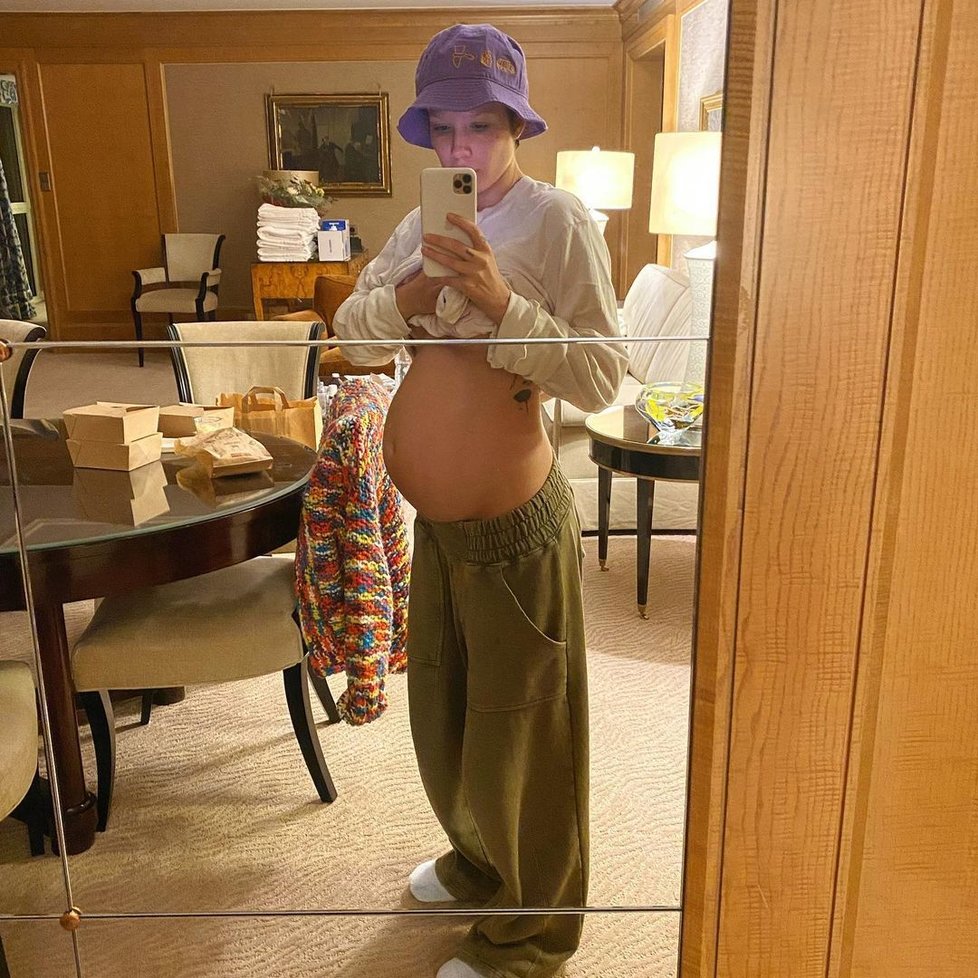 Halsey v těhotenství.