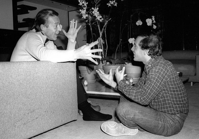 Halston při rozhovoru se Stevem Rubellem Halston při rozhovoru se Stevem Rubellem
