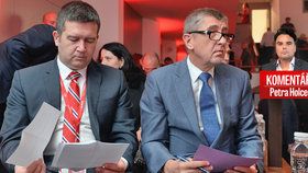 Předsedové ČSSD Jan Hamáček (vlevo) a ANO Andrej Babiš společně na sjezdu ČMKOS. Jak jejich vládu vidí Petr Holec?