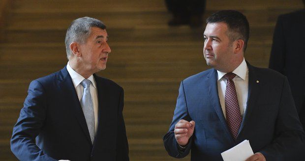 Babiš i Hamáček svorně hájí komunisty. Jsou demokratická strana, shodli se