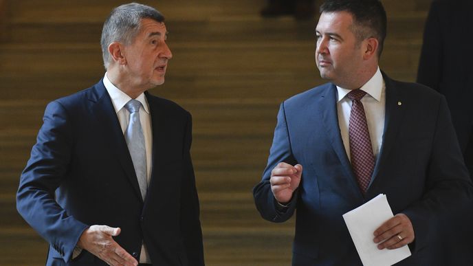 Premiér Andrej Babiš (ANO, vlevo) a vicepremiér Jan Hamáček (ČSSD) společně na ministerstvu zahraničí