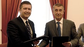Podpis koaliční smlouvy: Hamáček s Babišem si plácli