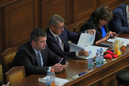 Premiér Andrej Babiš (ANO) a vicepremiér Jan Hamáček (ČSSD) sedí spolu vedle sebe také v Poslanecké sněmovně. Teď si vyříkávají společné vládnutí
