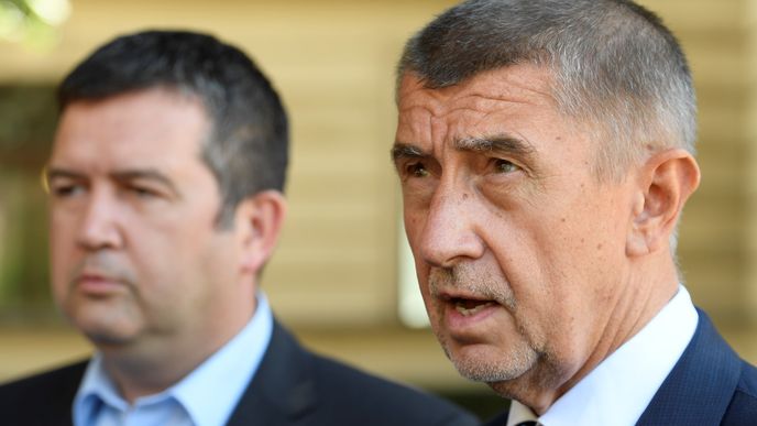 Koalice pokračuje. Zatím. Premiér Andreje Babiš (ANO) slíbil vicepremiérovi Janu Hamáčkovi (ČSSD), že se pokusí přesvědčit prezidenta Miloše Zemana, aby odvolal Antonína Staňka z postu ministra kultury.