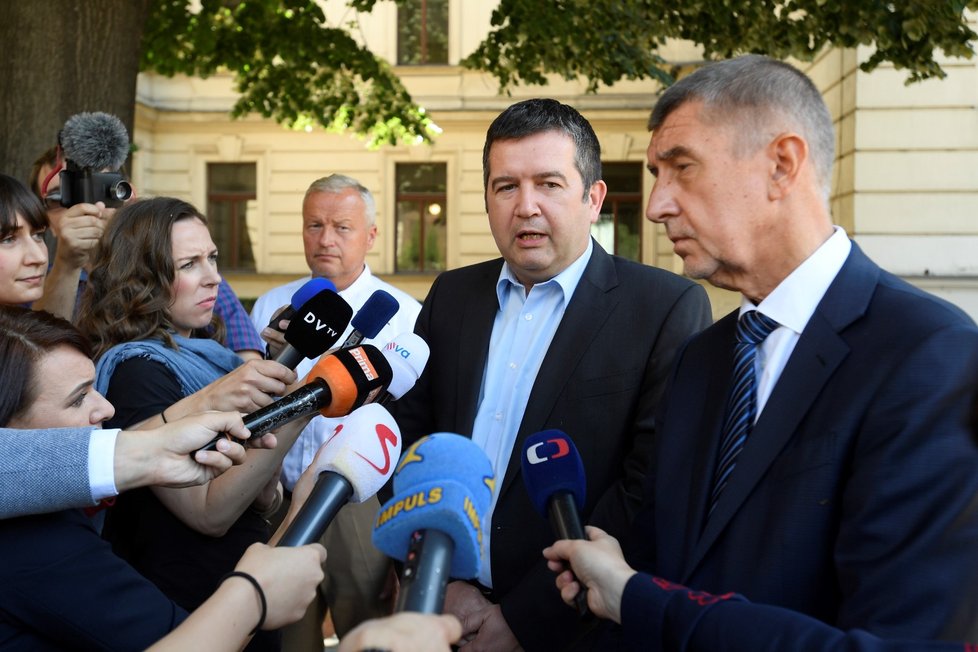 Koalice pokračuje. Zatím. Premiér Andreje Babiš (ANO) slíbil vicepremiérovi Janu Hamáčkovi (ČSSD), že se pokusí přesvědčit prezidenta Miloše Zemana, aby odvolal Antonína Staňka z postu ministra kultury. (28. 6. 2019)