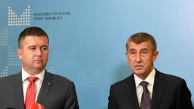 Jan Hamáček se stal ministrem vnitra. Do úřadu ho uvedl premiér Andrej Babiš. Funkce se Hamáček ujal jako první z nově jmenovaných ministrů (27. 6. 2018)