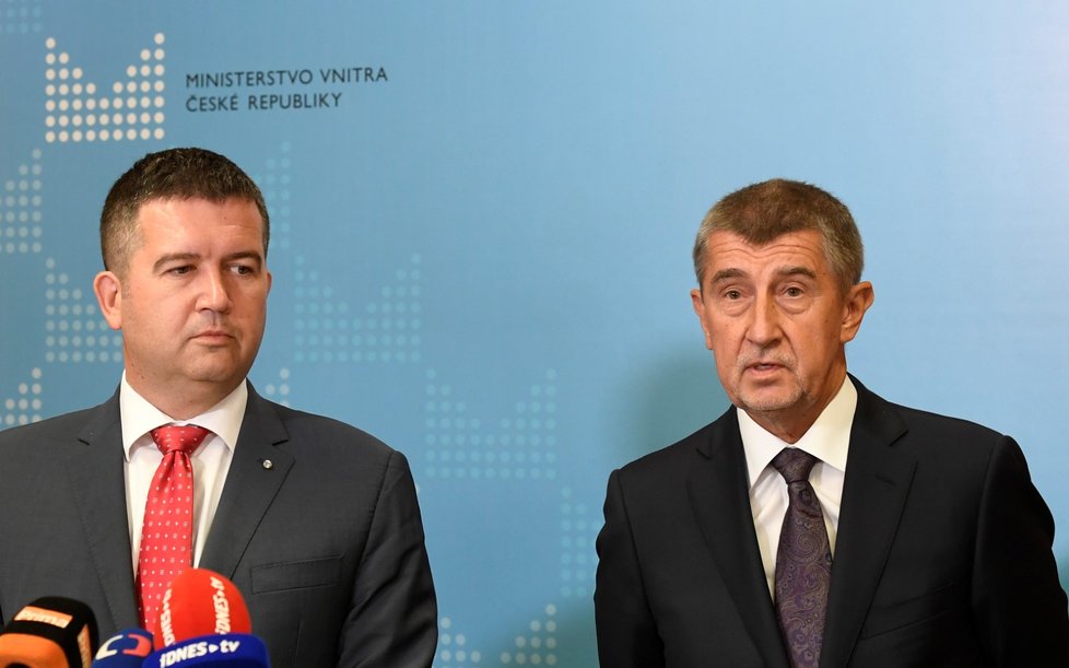 Jan Hamáček se stal ministrem vnitra. Do úřadu ho uvedl premiér Andrej Babiš. Funkce se Hamáček ujal jako první z nově jmenovaných ministrů (27. 6. 2018).