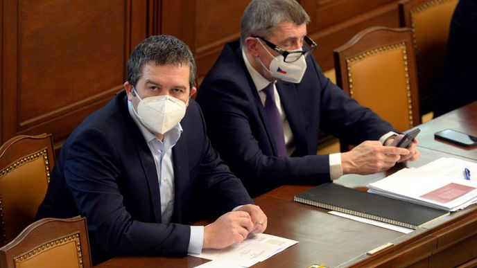 Premiér Andreje Babiš a vicepremiér Jan Hamáček vysvětlovali poslancům okolnosti výbuchů ve Vrběticích z roku 2014 (20. 4. 2014)