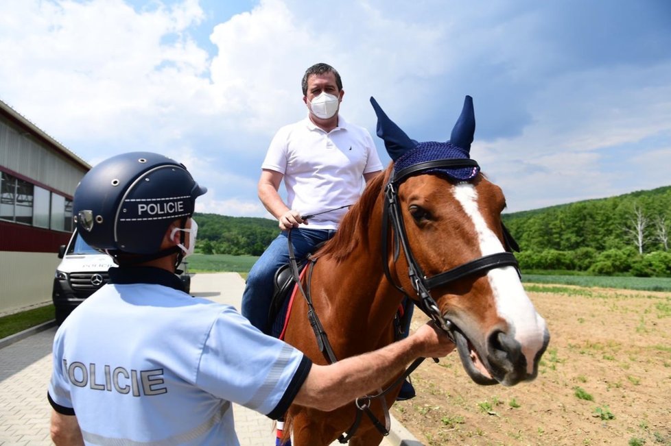 Jan Hamáček osedlal během kampaně policejního koně
