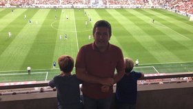 Jan Hamáček vzal v srpnu 2018 své syny na fotbal. Slávia hrála v pohárové Evropě.