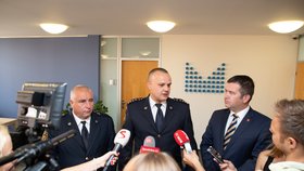 Ministr vnitra Jan Hamáček s oceněnými hasiči Davidem Karešem a Petrem Vodičkou