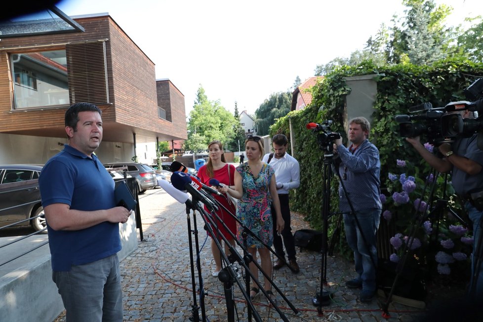 Jan Hamáček po schůzce s Andrejem Babišem 16. 6. 2018.